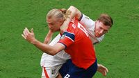 Pemain Inggris dan Norwegia bertarung sengit memperebutkan bola di babak 16 besar Piala Dunia 2026, laga berakhir 1-1 dan dilanjutkan ke babak tambahan.