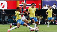 Kiper Norwegia melakukan penyelamatan krusial saat menepis tendangan penalti dari gelandang Brasil, Bruno Fernandes, pada babak pertama pertandingan 16 besar Piala Dunia 2026.