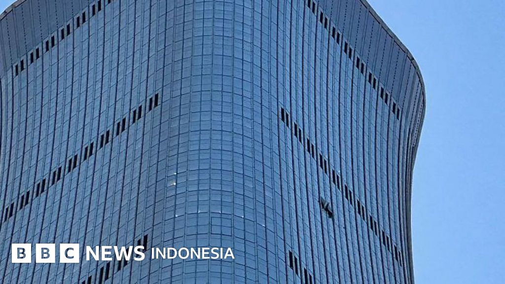 Gedung pencakar langit di Beijing berdiri membisu, menyimpan misteri insiden kecelakaan pesawat yang belum terungkap ke publik.