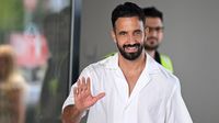 Ruben Amorim berpose dalam sesi perkenalan resminya sebagai pelatih baru AC Milan.