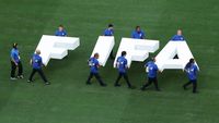 Suporter Persib Bandung (Bobotoh) merayakan kemenangan. Klub kini bebas sanksi transfer FIFA dan siap berburu pemain baru.