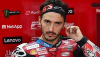 Pecco Bagnaia saat berlaga di lintasan. Operasi arm pump yang dijalaninya kini menjadi sorotan utama jelang seri MotoGP Silverstone, menimbulkan pertanyaan besar tentang kesiapan fisiknya.