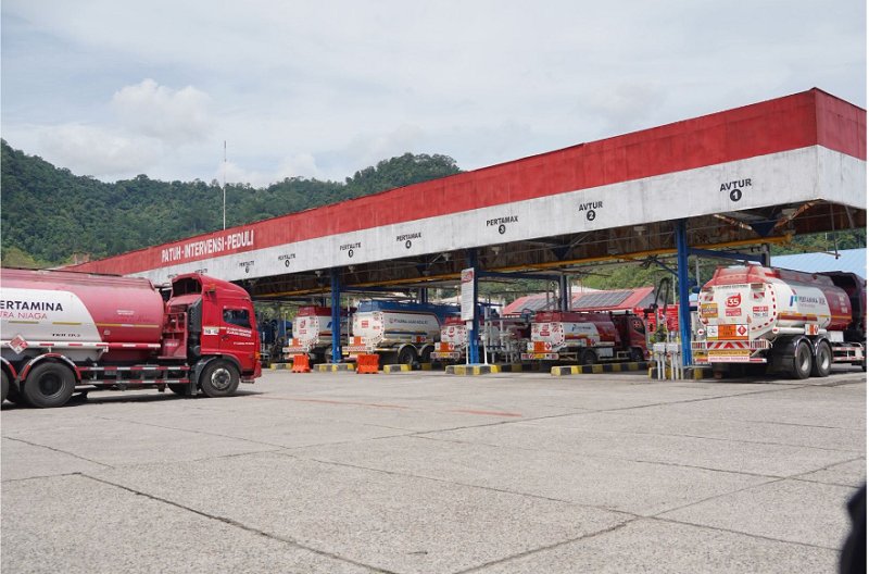Seorang sopir truk tangki Pertamina bersiap untuk mendistribusikan Bahan Bakar Minyak (BBM) ke berbagai wilayah di Indonesia, sebuah tugas vital bagi stabilitas energi nasional.