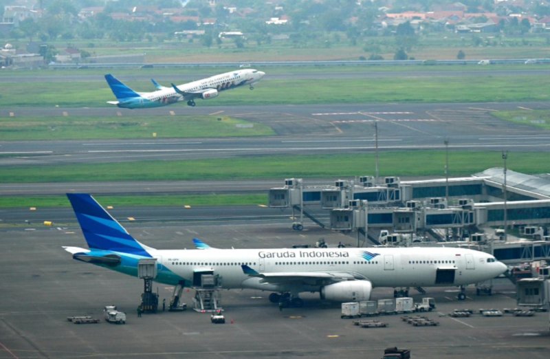 Ilustrasi pesawat terbang di landasan. Kementerian Perhubungan memproyeksikan setengah bahan bakar aviasi nasional akan berasal dari Sustainable Aviation Fuel (SAF) berbasis minyak jelantah pada tahun 2060.