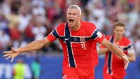 Erling Haaland (kiri) bersama Martin Odegaard merayakan kemenangan penting Norwegia di Piala Dunia 2026.