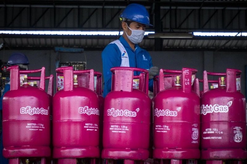 Petugas sedang mengisi ulang tabung Bright Gas non-subsidi di salah satu agen Pertamina.