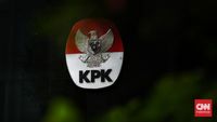 Petugas KPK seringkali melakukan operasi tangkap tangan (OTT) untuk memberantas praktik korupsi di berbagai daerah di Indonesia sebagai bagian dari upaya penegakan hukum.