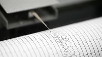 Tim penyelamat dan warga di Meksiko bersiaga menyusul gempa kuat berkekuatan M 7,3 yang memicu peringatan tsunami di Samudra Pasifik.