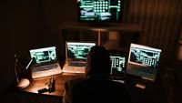 Ilustrasi kecerdasan buatan (AI) yang mengendalikan ancaman siber ransomware secara otonom tanpa campur tangan manusia, menciptakan tantangan baru bagi keamanan digital.