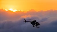 Helikopter MH-60S Seahawk milik Angkatan Laut AS bersiap lepas landas dari kapal induk saat beroperasi di perairan internasional.