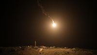 Warga di sebuah negara Teluk memantau berita di tengah sirene peringatan darurat yang berbunyi, menyusul eskalasi ketegangan antara Amerika Serikat dan Iran di kawasan.