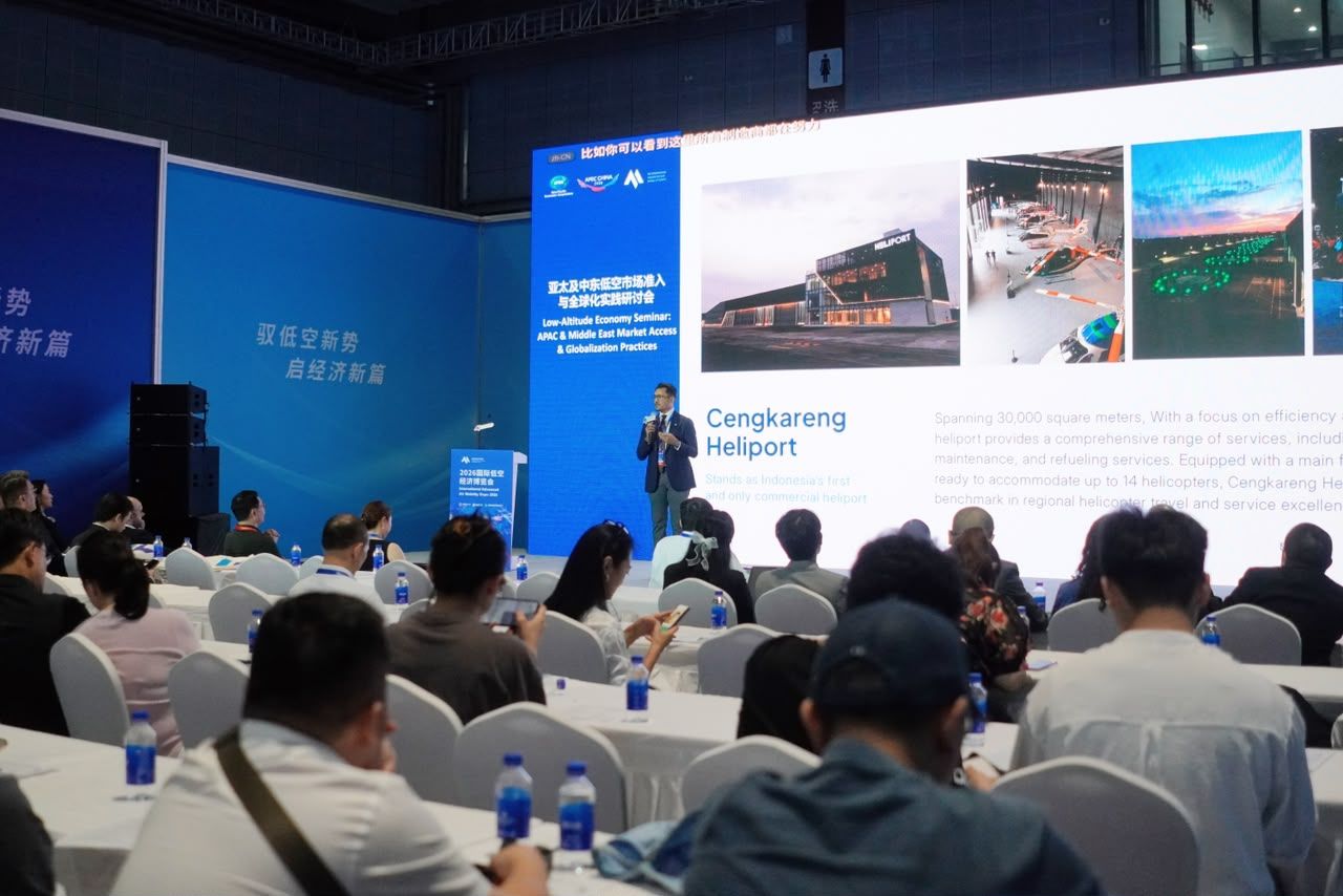 Konsep mobil terbang eVTOL melintasi lanskap perkotaan, menggambarkan potensi transportasi udara masa depan di Indonesia.