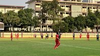 Para pemain Inkracht Sakti FC saat menjalani sesi latihan intensif dan uji coba melawan tim Malaysia, sebagai bagian persiapan menuju Kejuaraan Dunia Sepak Bola Amatir Internasional di Bali.