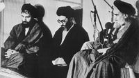 Ali Khamenei (kiri) saat masih muda bersama mentornya, Ayatollah Ruhollah Khomeini (kanan), menunjukkan kedekatan mereka yang membentuk jalur kepemimpinannya di Iran.