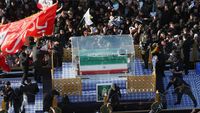 Ayatollah Ali Khamenei, Pemimpin Tertinggi Iran saat ini, tampil di hadapan publik. Laporan keliru mengenai pemakamannya telah dibantah.