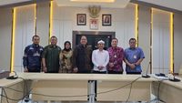 Bupati Purwakarta saat menghadiri sebuah acara publik. Kini ia menghadapi pemeriksaan Kemendagri terkait kontroversi lagu ciptaannya.