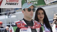 Johann Zarco saat beraksi di lintasan, kini dihadapkan pada hukuman dobel long lap penalty dan pemulihan cedera lutut.