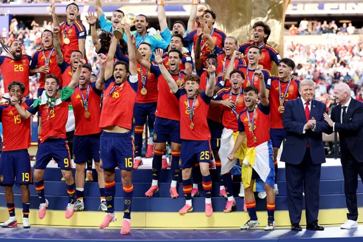 Kilau emas Trofi Piala Dunia FIFA, simbol supremasi sepak bola global yang bernilai miliaran rupiah.