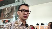 Menteri Kehutanan Raja Juli Antoni memberikan keterangan pers. Ia telah mengembalikan amplop yang diberikan oleh Bupati Kuansing, Suhardiman Amby, dan kini kasusnya didalami KPK terkait potensi gratifikasi.