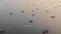 Kapal-kapal tanker melintasi perairan strategis Selat Hormuz, jalur vital yang kerap menjadi pusat ketegangan geopolitik antara Iran dan Amerika Serikat.