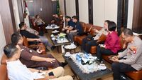 Kapolres Metro Jakarta Pusat Kombes Pol. Reynold (kiri) saat mengunjungi Kejaksaan Negeri Jakarta Pusat untuk memperkuat sinergi antarlembaga.