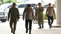 Petugas gabungan dari Kepolisian, TNI, dan Paspampres bersiaga di sekitar kawasan Gelora Bung Karno untuk mengamankan Puncak Hari Koperasi Nasional (Harkopnas) ke-79 yang dihadiri Presiden Prabowo Subianto.