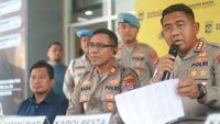 Petugas kepolisian mengamankan pelaku penusukan yang merampas sepeda motor dan ponsel korban di Tigaraksa, Tangerang. (Ilustrasi/Dok. Polri)