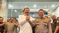 Kapolri Jenderal Listyo Sigit Prabowo (kiri) dan Jaksa Agung ST Burhanuddin (kanan) berpose 'salam komando' usai pertemuan di Kejaksaan Agung, menegaskan sinergi dan menepis isu gesekan antarlembaga.