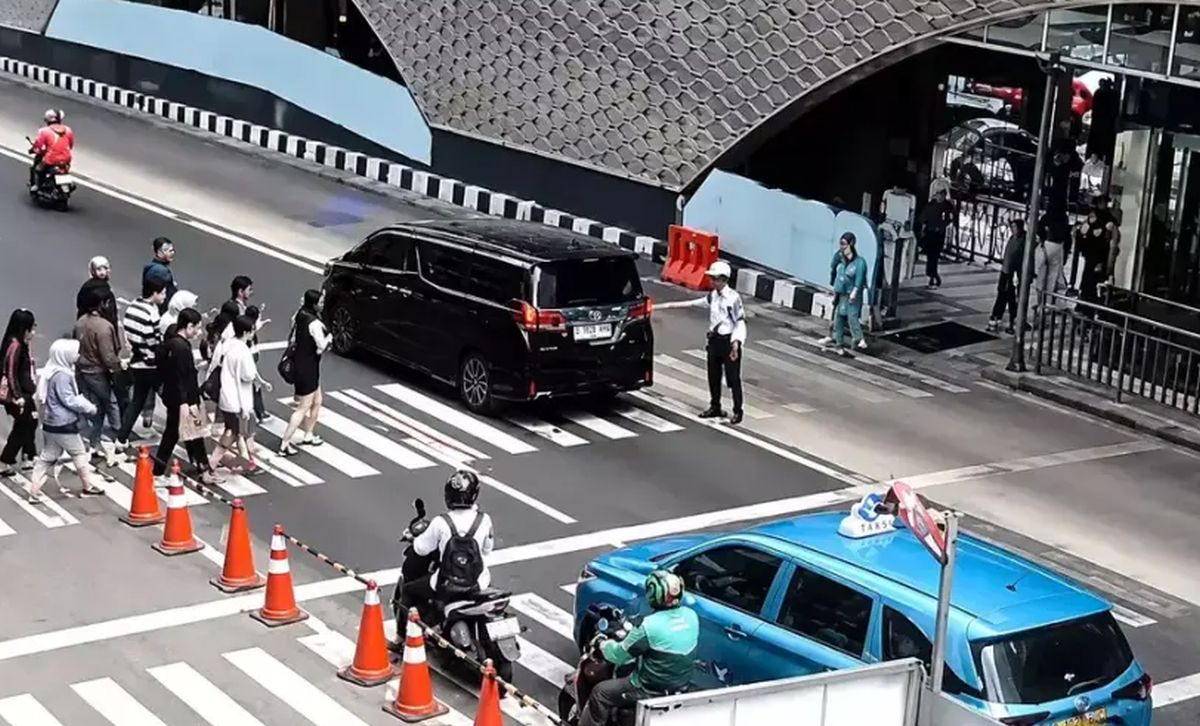 Suasana lalu lintas dan aktivitas di sekitar Bundaran HI, Jakarta, tempat insiden cekcok antara sopir Alphard dan satpam terjadi sebelum akhirnya dimediasi di Polsek Metro Menteng.