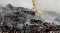 Petugas pemadam kebakaran berjibaku memadamkan api yang terus membara di TPA Jatiwaringin, Bekasi. Kebakaran telah memasuki hari keenam dan menyebabkan ratusan warga mengungsi akibat asap pekat.