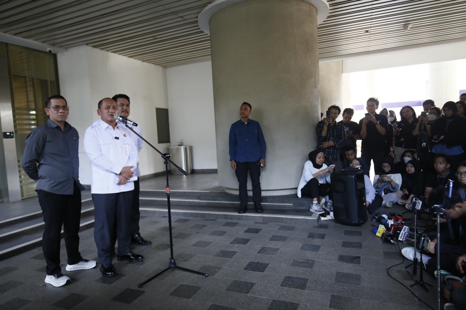 Kapuspenkum Kejagung, Dr. Ketut Sumedana, menjelaskan komitmen koordinasi antara Kejaksaan Agung, Polri, dan KPK terkait penanganan perkara, terutama pasca-insiden yang melibatkan Jampidsus Febrie Adriansyah.