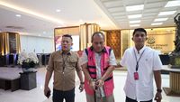 Ilustrasi borgol dan palu hakim di meja persidangan, simbol penegakan hukum dalam kasus korupsi.