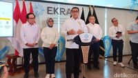 Seniman lokal berkarya, salah satu pilar utama penggerak investasi di sektor ekonomi kreatif Indonesia.