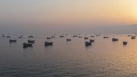 Kapal tanker melintasi Selat Hormuz, jalur vital bagi pengiriman minyak dan gas global yang kini menjadi fokus konsultasi diplomatik Iran dan Oman.