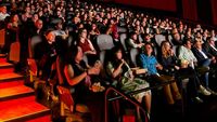 Sutradara Amelia Kusuma (tengah) dan tim film 'Bandit' merayakan kemenangan Grand Jury Prize di North American Indie Fest, Los Angeles, menandai era baru bagi sinema independen Indonesia.