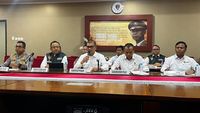 Penyidik Kortas Tipikor Polri menganalisis tumpukan dokumen terkait dugaan kasus korupsi batu bara Rp 5 triliun.