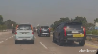 Ilustrasi konvoi mobil SUV di jalan tol. Insiden serupa di Tol Jatim memicu keluhan pengendara lain akibat perilaku ugal-ugalan dan menguasai lajur kanan.