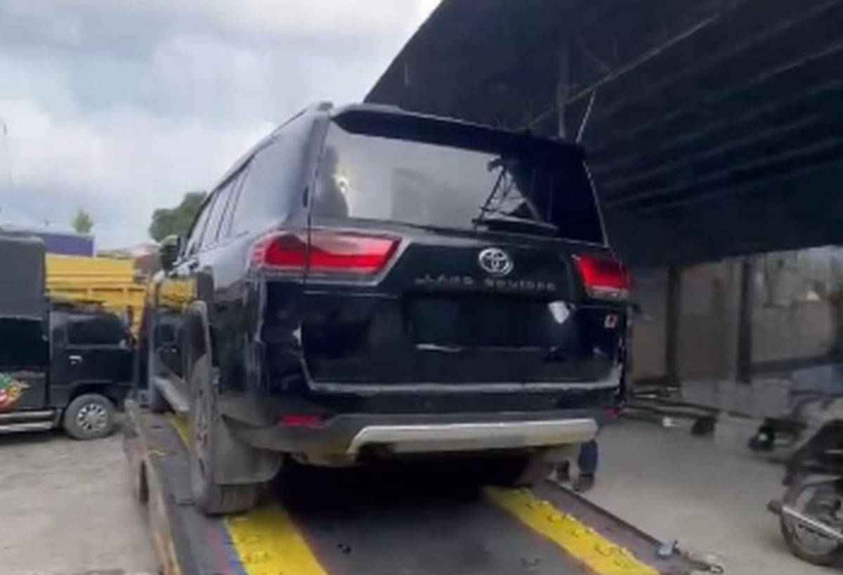 Toyota Land Cruiser berwarna hitam yang disita KPK, diduga menjadi alat suap pengisian jabatan di Kabupaten Kuantan Singingi.