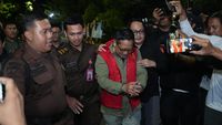 Petugas Kejaksaan Tinggi Jawa Timur (ilustrasi) saat melakukan penyelidikan terhadap kasus dugaan korupsi. Kejati Jatim berhasil mengungkap kerugian negara Rp10,2 miliar dari kasus mantan Dirut KBS.