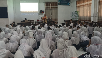 Ilustrasi: Petugas kesehatan memberikan edukasi tentang pencegahan HIV-AIDS kepada generasi muda di lingkungan sekolah atau komunitas.