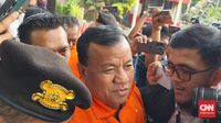 Bupati Kuantan Singingi Suhardiman Amby (kiri) saat menghadiri suatu acara. KPK tengah mendalami pertemuannya dengan sejumlah pihak terkait pelepasan Hutan Produksi Terbatas (HPT).