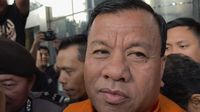 Ilustrasi penyidik Komisi Pemberantasan Korupsi (KPK) saat melakukan penggeledahan atau penyitaan barang bukti dalam sebuah kasus korupsi.