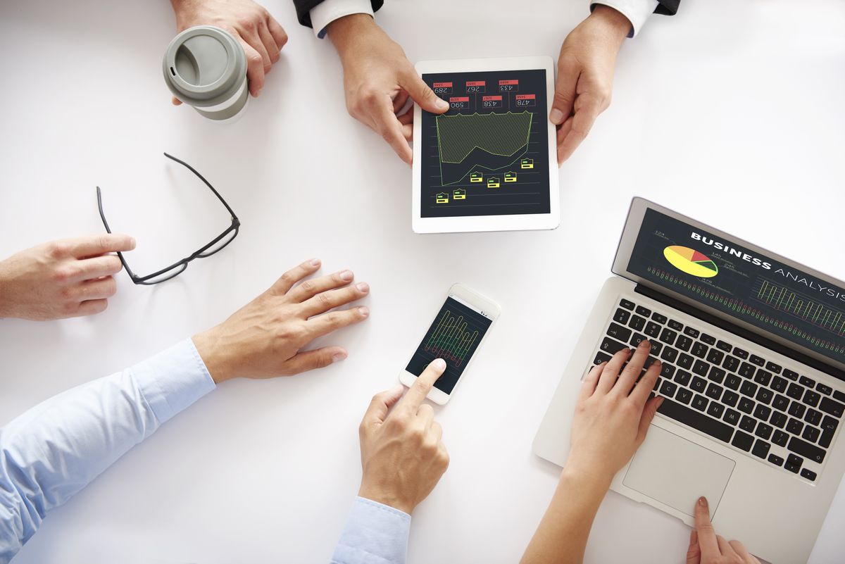 Ilustrasi grafik data dan kartu kredit menunjukkan era baru pemasaran kredit berbasis analisis data prediktif.