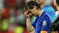 Pelatih Kroasia Zlatko Dalic (kiri) bersama kapten legendaris Luka Modric (kanan) saat membimbing timnya di Piala Dunia 2022 Qatar. Dalic mengungkapkan penyesalannya atas potensi akhir karier Modric di turnamen besar.
