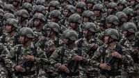 Presiden Terpilih Prabowo Subianto saat berinteraksi dengan prajurit, mengisyaratkan kebijakan amnesti yang dikaitkan dengan program Komponen Cadangan.