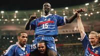 Lilian Thuram merayakan salah satu dari dua gol bersejarahnya saat Timnas Prancis menghadapi Kroasia di semifinal Piala Dunia 1998, sebuah momen yang mengantar Les Bleus ke final.