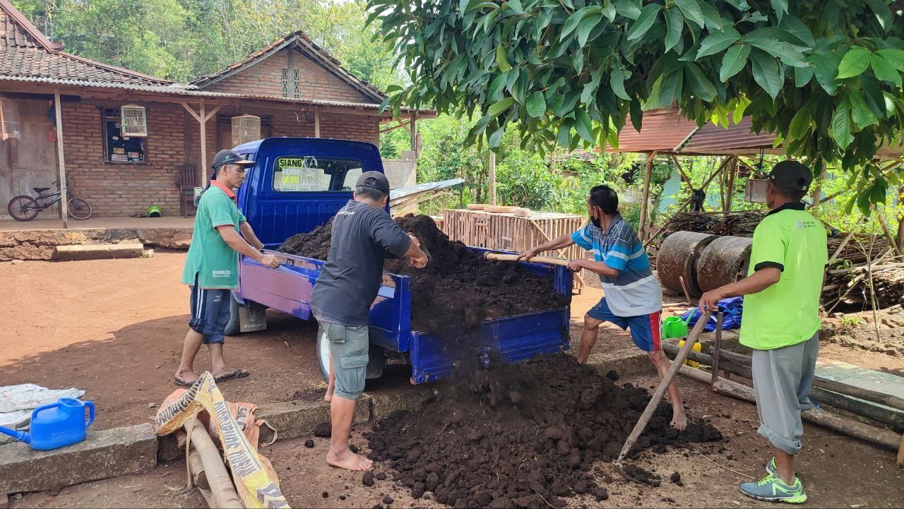 Instalasi biogas skala rumah tangga mengolah limbah peternakan menjadi sumber energi bersih dan pupuk organik di salah satu desa di Gunungkidul.