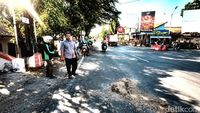Tim medis berjuang merawat korban tabrak lari lansia di RS Dedy Jaya Brebes, Selasa (7/7) dini hari.