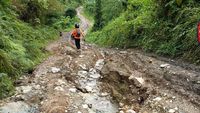 Tim BPBD dan petugas lainnya berupaya menyingkirkan material longsor yang menutupi akses jalan di Desa Uempanapa, Morowali Utara, mengisolasi ribuan warga.
