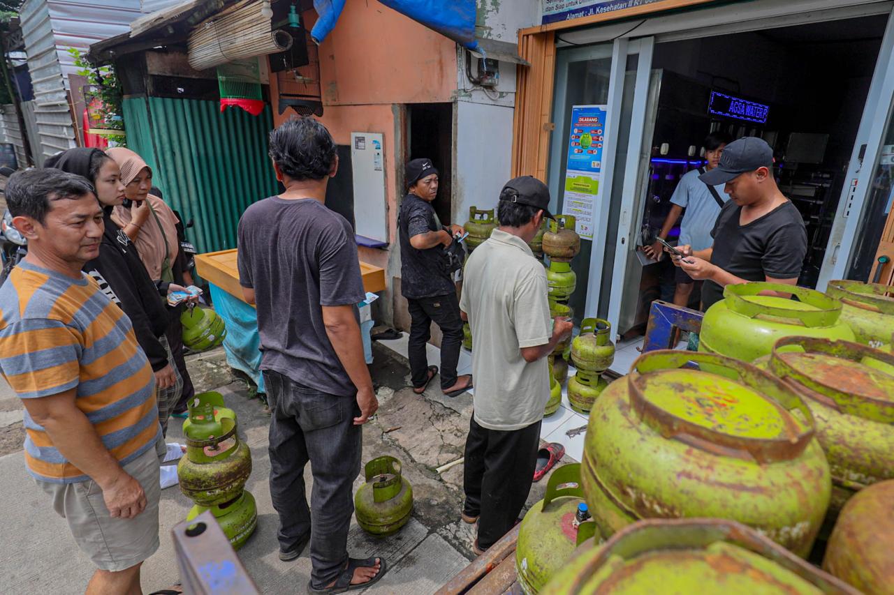 Ilustrasi kebijakan ekonomi pemerintah: Koin rupiah di atas tumpukan dokumen peraturan, melambangkan stimulus fiskal untuk mendukung pertumbuhan.